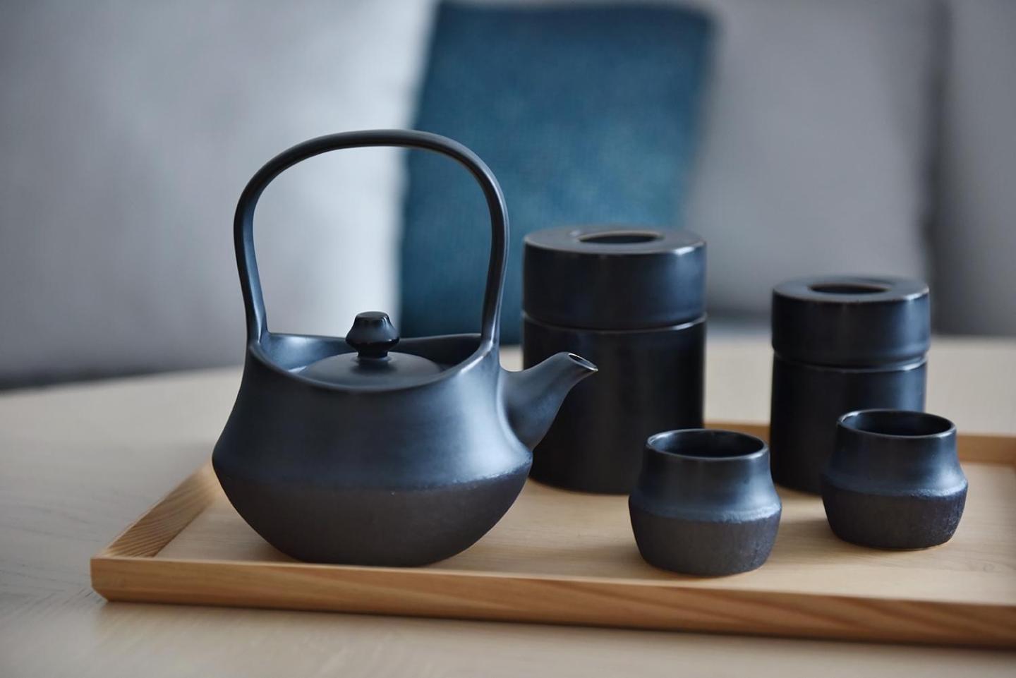 Silks Club Hotel Kaohsiung Bagian luar foto A set of Japanese tea utensils