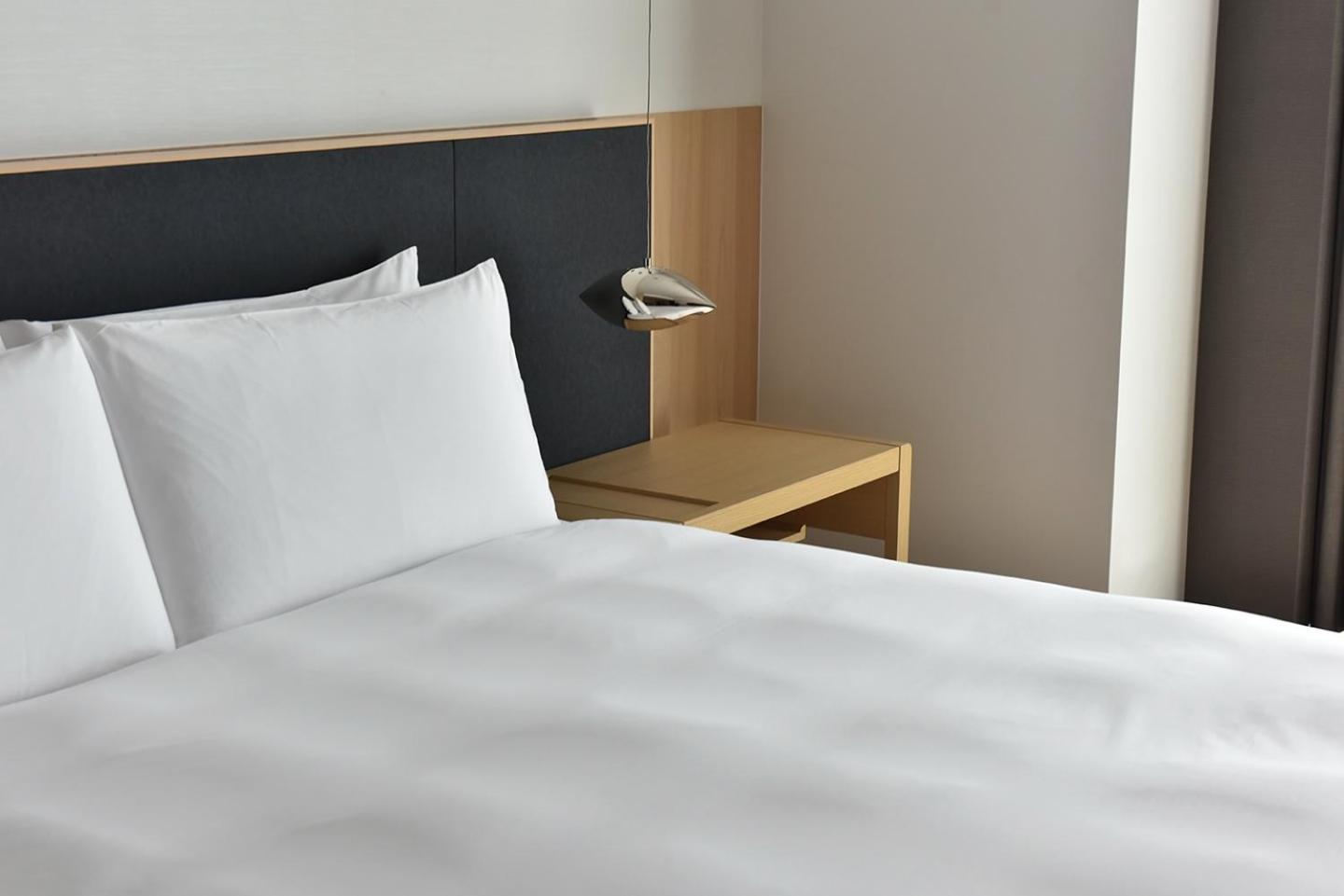 Silks Club Hotel Kaohsiung Bagian luar foto A bed with a nightstand