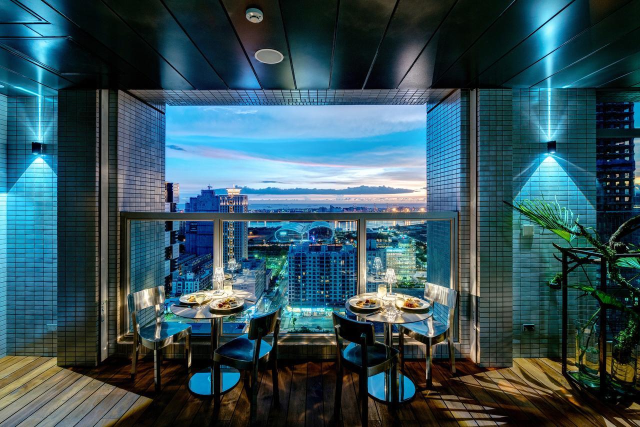 Silks Club Hotel Kaohsiung Bagian luar foto View from the restaurant