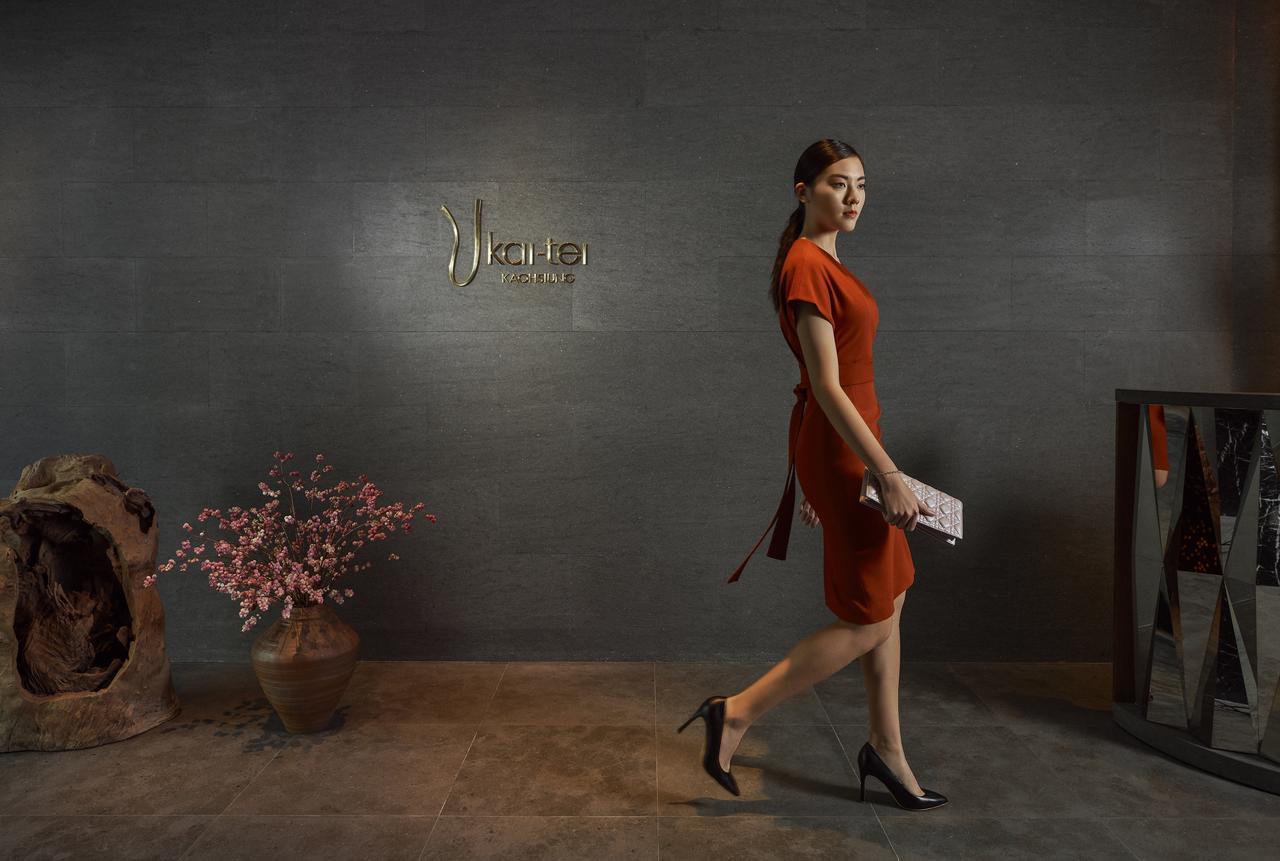 Silks Club Hotel Kaohsiung Bagian luar foto A woman wearing a dress