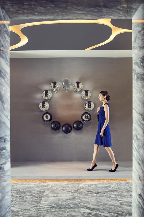 Silks Club Hotel Kaohsiung Bagian luar foto The 12-Ball Clock