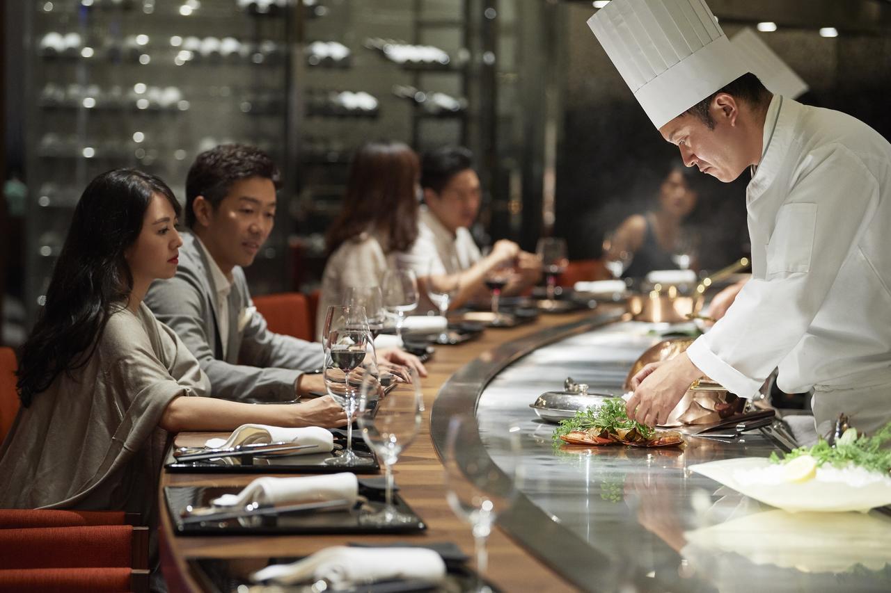 Silks Club Hotel Kaohsiung Bagian luar foto Chef at work
