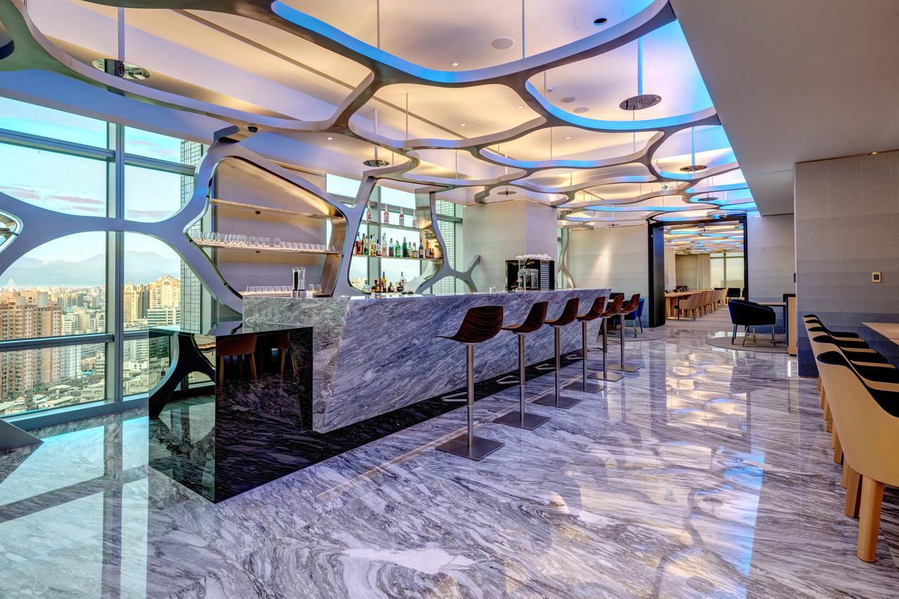 Silks Club Hotel Kaohsiung Bagian luar foto The bar at the 39th floor