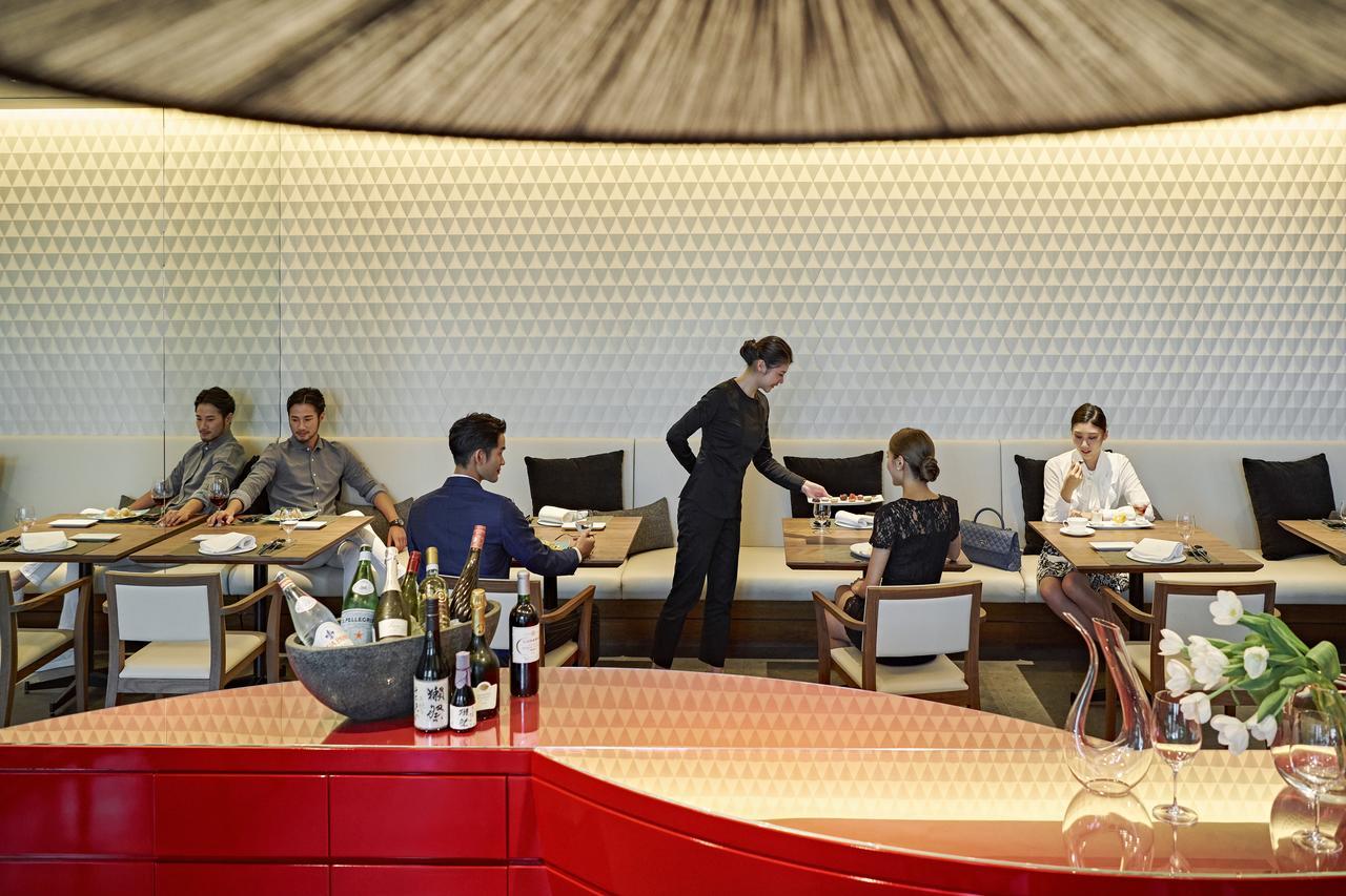 Silks Club Hotel Kaohsiung Bagian luar foto The Wing at Hong Kong International Airport