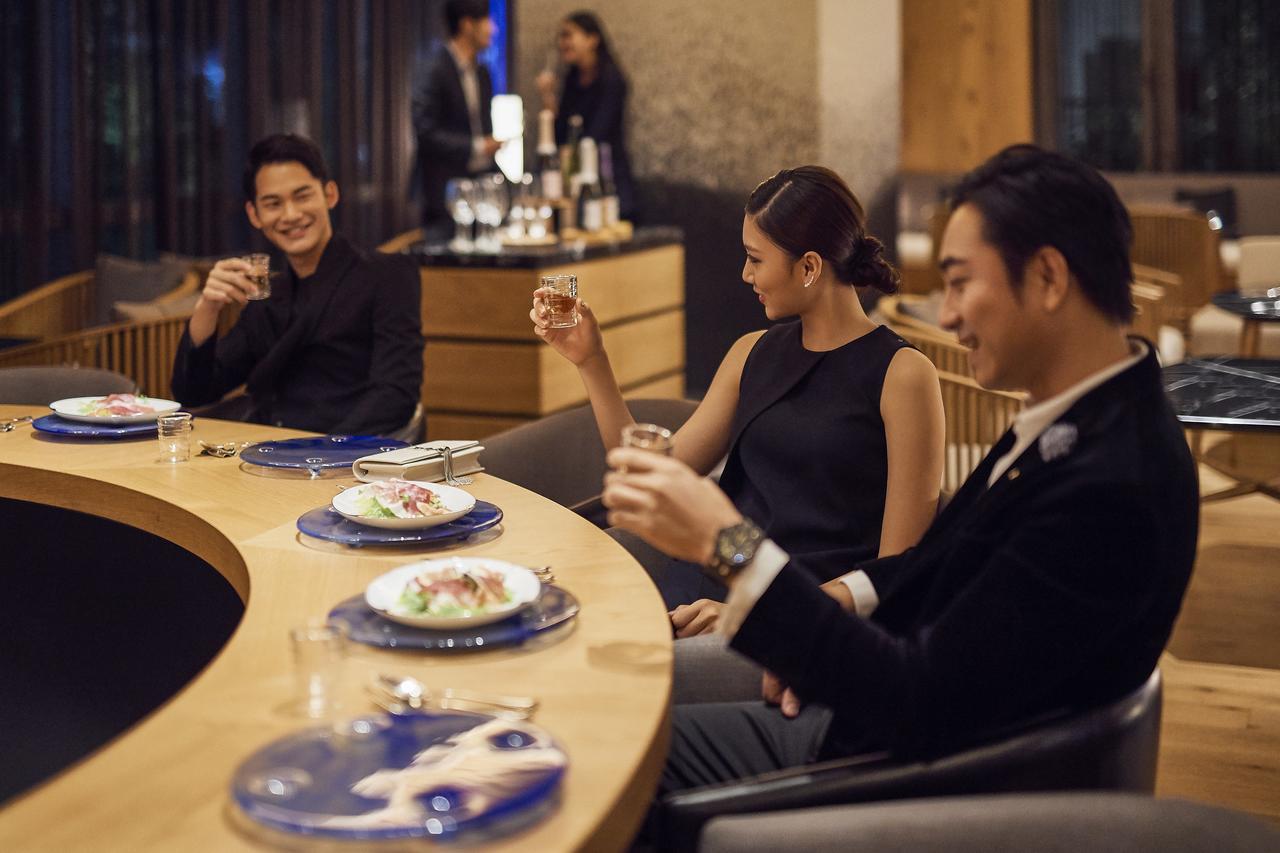 Silks Club Hotel Kaohsiung Bagian luar foto The Wing at Hong Kong International Airport