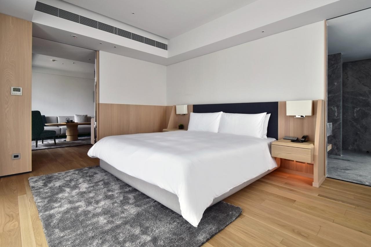 Silks Club Hotel Kaohsiung Bagian luar foto A bedroom at the hotel