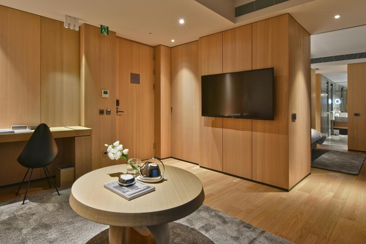 Silks Club Hotel Kaohsiung Bagian luar foto A suite at the hotel