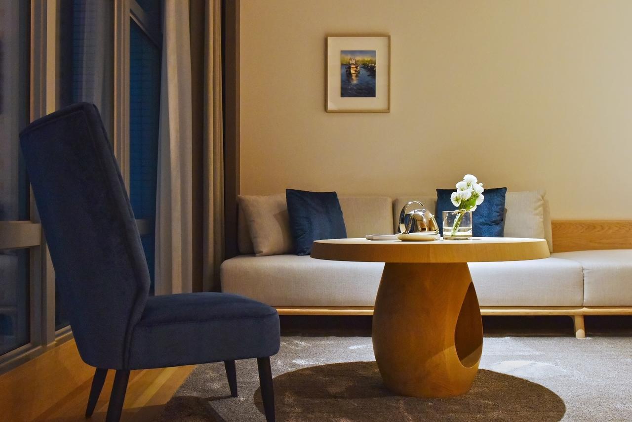Silks Club Hotel Kaohsiung Bagian luar foto A living room in a hotel suite
